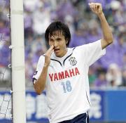前半１６分、先制ゴールを決めガッツポーズする磐田前田