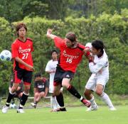 練習試合で実戦デビューした相手選手と競り合う名古屋ケネディ(中央)