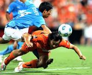 前半、クロスにヘディングで飛び込む清水FW岡崎(撮影・栗山尚久)