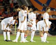 試合に敗れがっくりする新潟の選手たち（撮影・清水貴仁）