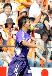 先制ゴールを決め拳を突き上げる広島ＦＷ佐藤寿