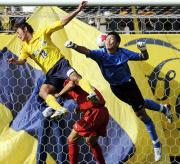 千葉ＦＷ巻（左）と競り合う、ホンダＦＣ・ＧＫ清水谷（右）（共同）