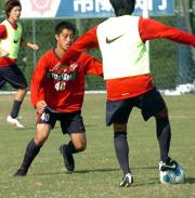 練習で、激しくプレスをかける鹿島ＭＦ小笠原