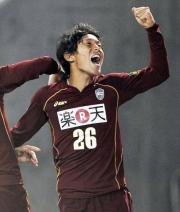 ゴールを決め、雄たけびを上げる神戸DF松岡(共同)
