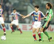 ９５年７月２５日、引退記念試合でプレーする木村和司。右はラモス瑠偉