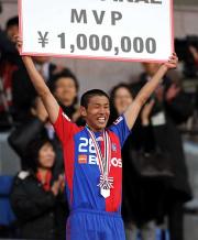 ＭＶＰに輝き賞金ボードを高々と掲げる東京ＭＦ米本（撮影・栗山尚久）