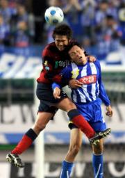 後半、山形ＦＷ長谷川（右）に、空中戦で競り勝つ鹿島ＤＦ岩政