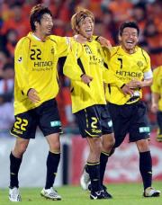 前半３６分、ゴールを決め祝福される大津