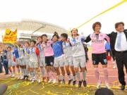 昇格を決め、肩を組んで気勢を上げる仙台の手倉森監督(右端)とイレブン