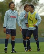 紅白戦を行う左からＦＷ前田、ＤＦ那須、ＦＷ中山（撮影・栗田成芳）