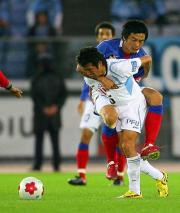 川崎ＭＦ田坂（左）を止めようとした横浜ＤＦ松田はおんぶのような体勢に