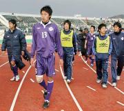 新潟に敗れ、引き揚げる明大イレブン