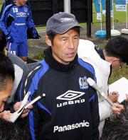 Ｇ大阪と２年の契約更新で合意した西野監督は練習後、記者の質問に答える