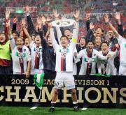 3連覇を達成し、絶叫するMF小笠原と鹿島イレブン