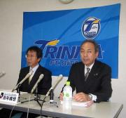 経営計画説明をする大分の青野経営企画部長（左）とＪリーグ中野専務理事