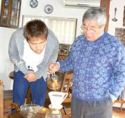 二宮寛氏のカフェで職場体験実習をした川崎Ｆ谷口（撮影・荻島弘一）