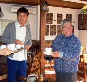 元日本代表監督の二宮寛氏（右）と川崎Ｆ谷口