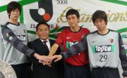 鹿島の新入団選手。右からＧＫ佐藤、ＤＦ李、大東社長（撮影・菅家大輔）