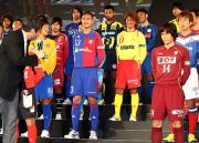 キックオフカンファレンスで呼ばれたカズは平山の後ろに隠れる