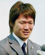 記者会見で右大腿骨の骨肉腫を公表する、大宮の塚本泰史（共同）
