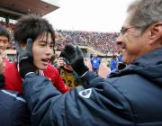 ゼロックス・スーパー杯を２連覇しオリベイラ監督（右）は内田と喜び合う