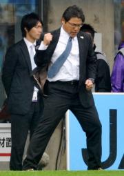 開幕戦勝利にガッツポーズする仙台手倉森監督(撮影・柴田隆二)