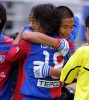 決勝ゴールを決めた東京FW平山(右)は、石川と抱き合う