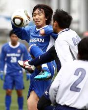 栃木との練習試合で横浜ＭＦ中村（左）は相手選手と激しく競り合う