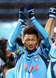 開幕戦に勝利しサポーターにあいさつする横浜ＦＣ・ＦＷ三浦