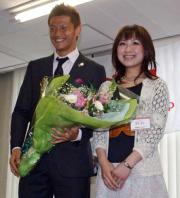 播戸が婚約発表！？　いえいえ日本ハムの社員から花束を贈られ記念撮影