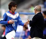 【横浜－湘南】横浜中村は笑顔で木村監督と握手（撮影・蔦林史峰）