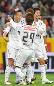 【名古屋－川崎Ｆ】前半、得点し喜ぶ鄭大世（左）＝（撮影・桜井希望）