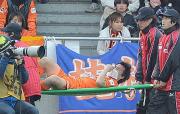 試合終了間際、相手の腕が顔面を直撃した清水ＦＷ岡崎は、口を負傷し退場