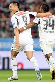 前半１６分、ＦＫを決め喜ぶ川崎Ｆ・ＦＷ鄭（左）。右はＦＷレナチーニョ
