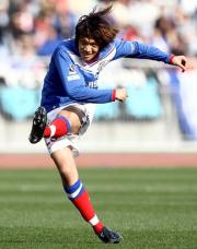 【横浜－湘南】後半、ＦＫを放つ横浜ＭＦ中村（撮影・蔦林史峰）