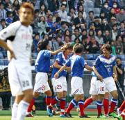 ゴールを決め中村(後方左から2人目)は中沢らと喜び合う。手前左は稲本
