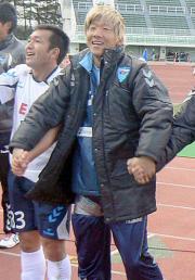 試合後サポーターの声援に応える横浜ＦＣ・ＦＷ大黒（右）