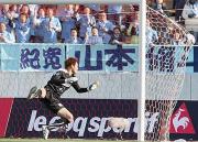 まさかのロングシュートにゴールを許す磐田ＧＫ八田（撮影・清水貴仁）