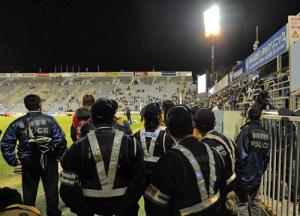 試合後スタンドに残るG大阪サポーターと監視する警察官(撮影・松本俊)