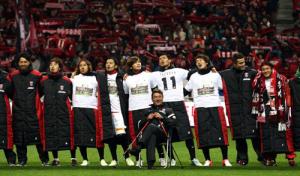 試合終了後、サポーターとともに歌う浦和イレブン。右端はFW田中(撮影・狩俣裕三)
