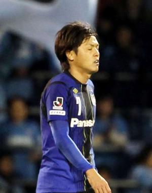 磐田に敗れＪ２降格が決まり厳しい表情を見せるＧ大阪ＭＦ遠藤（撮影・加藤哉）