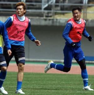 紅白戦の2本目で2トップを組んだFW長谷川(左)とFW大久保