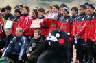 くまモンと記念撮影する、ＭＦ荒野（２列目中央）、ＭＦ小野（同右）ら札幌の選手たち
