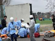 練習中、突風で門扉が倒れ男性が下敷きになった現場（撮影・今井恵太）