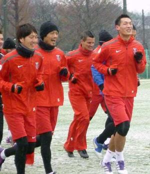 談笑しながらランニングをする、浦和FW原口(左)DF槙野(右)ら
