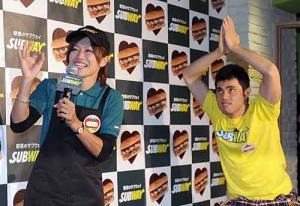 小島よしおのギャグに、大爆笑しながらOKサインを出す川澄(撮影・栗山尚久)