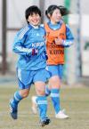 ミニゲームで笑顔を見せながらボールを追うU-20日本女子代表候補FW横山(左)