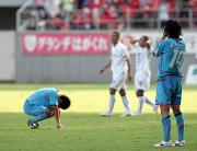 逆転負けし、鳥栖イレブンはガックリとうなだれる(撮影・梅根麻紀)