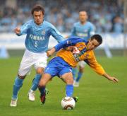 磐田ＤＦ駒野（左）は仙台ＭＦ千葉と競り合う（撮影・柴田隆二）