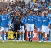 開幕戦を白星で飾れずがっくりと引き揚げる磐田イレブン（撮影・小沢裕）